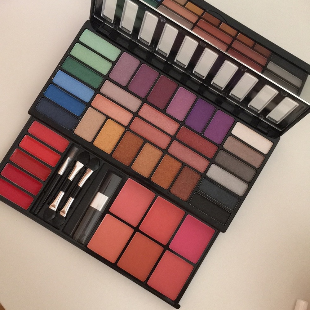 New Beauty Gems Simply Perfect Eyeshadow Kit